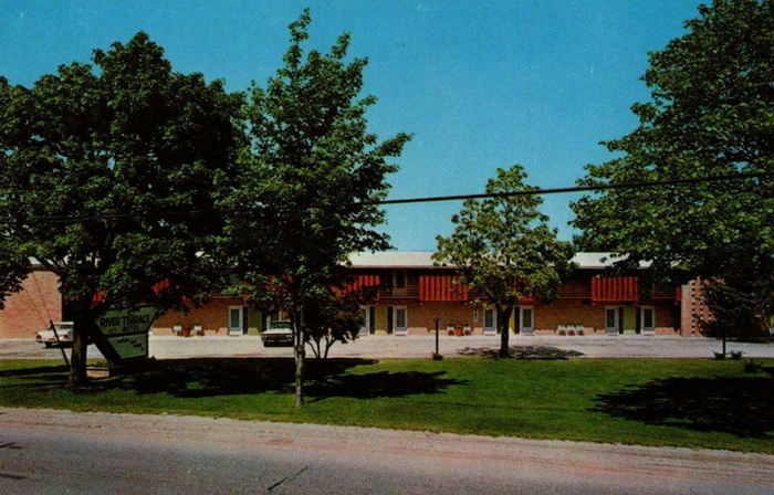 Spies River Terrace Motel (Best Western River Terrace) - Old Postcard